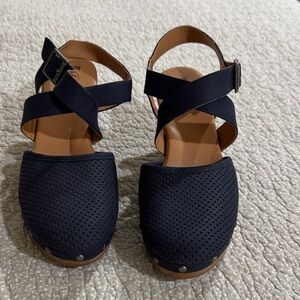 Korks Navy and Brown Sandals with heel